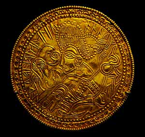Датская золотая монета брактеат символ руны Феху (Феу)