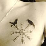 фото женская татуировка руны на груди