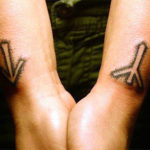 фото женская татуировка руны на запястье альгиз и тейваз