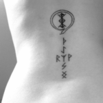 фото женская татуировка руны оберег на спине