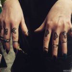фото женская татуировка руны удачи на пальцах