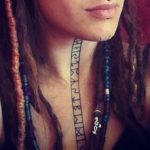 фото женская татуировка руны удачи на шее