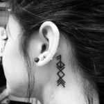 фото женская татуировка с рунами оберег за ухом на шее