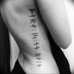 фото женской татуировки с рунами оберег на боку