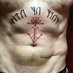 фото мужская руническая татуировка на животе