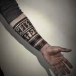 фото мужская татуировка рукав с рунами