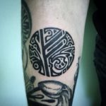 фото мужская татуировка руна феху