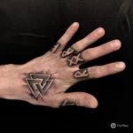 фото мужская татуировка руны на пальцах лагуз райдо ингуз беркана феху