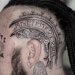 фото мужская татуировка руны оберег на голове