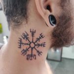 фото мужская татуировка с рунами оберег за ухом на шее