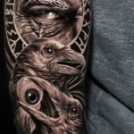 фото мужской рукав татуировка скандинавские руны вороны