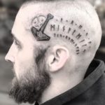 фото мужской тату руны на черепе