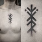 фото мужской татуировки руны на груди