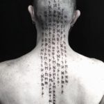 фото мужской татуировки с рунами на голове шее и спине