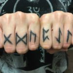 фото мужской татуировки с рунами на пальцах ансуз гебо дагаз уруз перт эйваз лагуз тейваз
