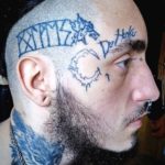 фото мужской татуировки с рунами оберег на голове