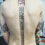 фото мужской татуировки с рунами оберег на спине