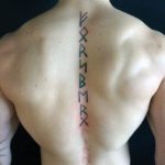 фото мужской татуировки с рунами оберег на спине оберег