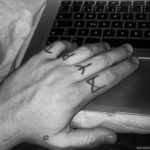 фото тату скандинавские руны на пальцах руки манназ альгиз вуньо тейваз