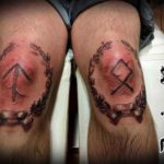 цветное фото татуировки руны на коленях отал и тейваз